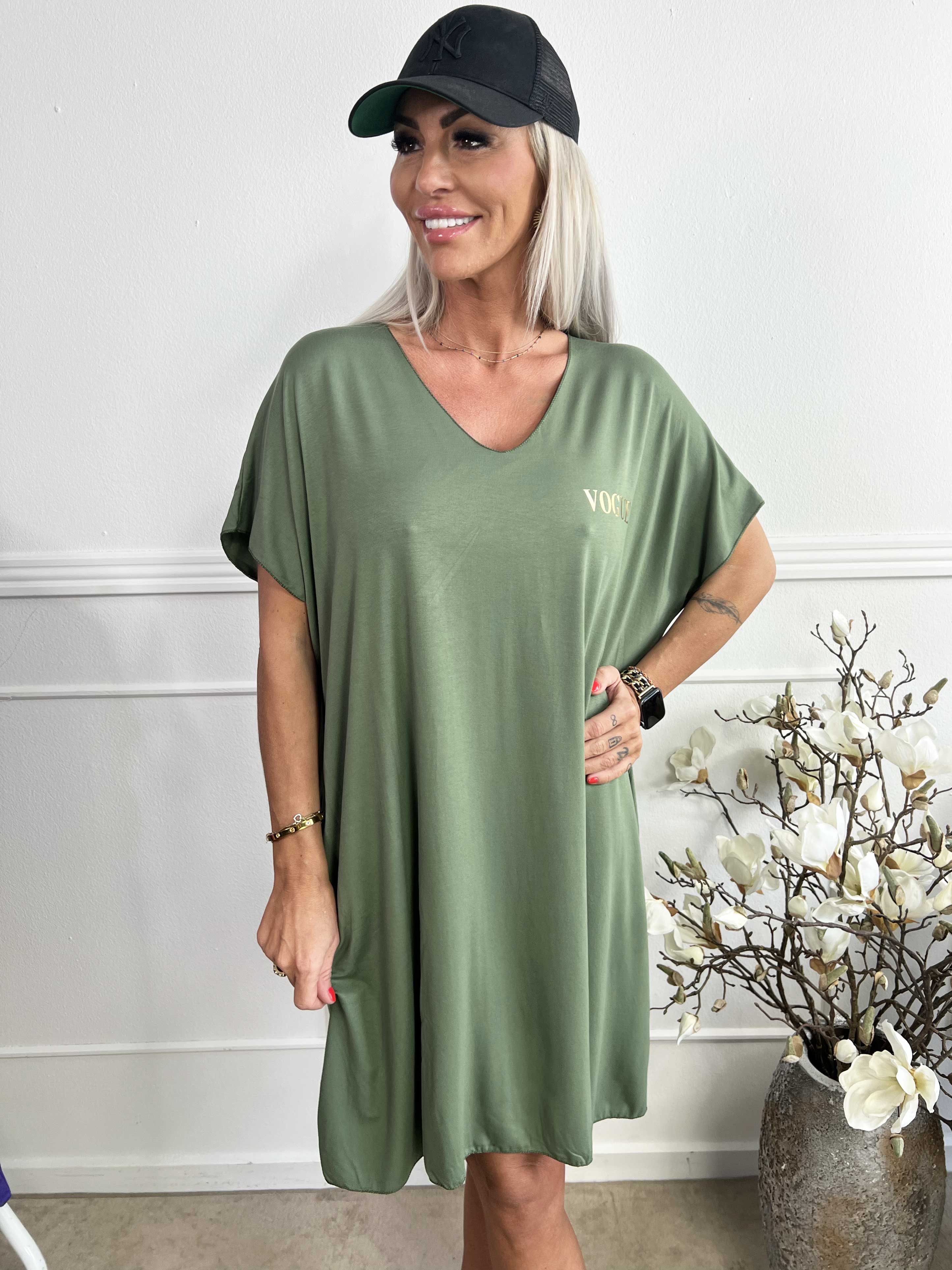 Ellen - Oversized t-shirtklänning i viskos med guldbokstäver